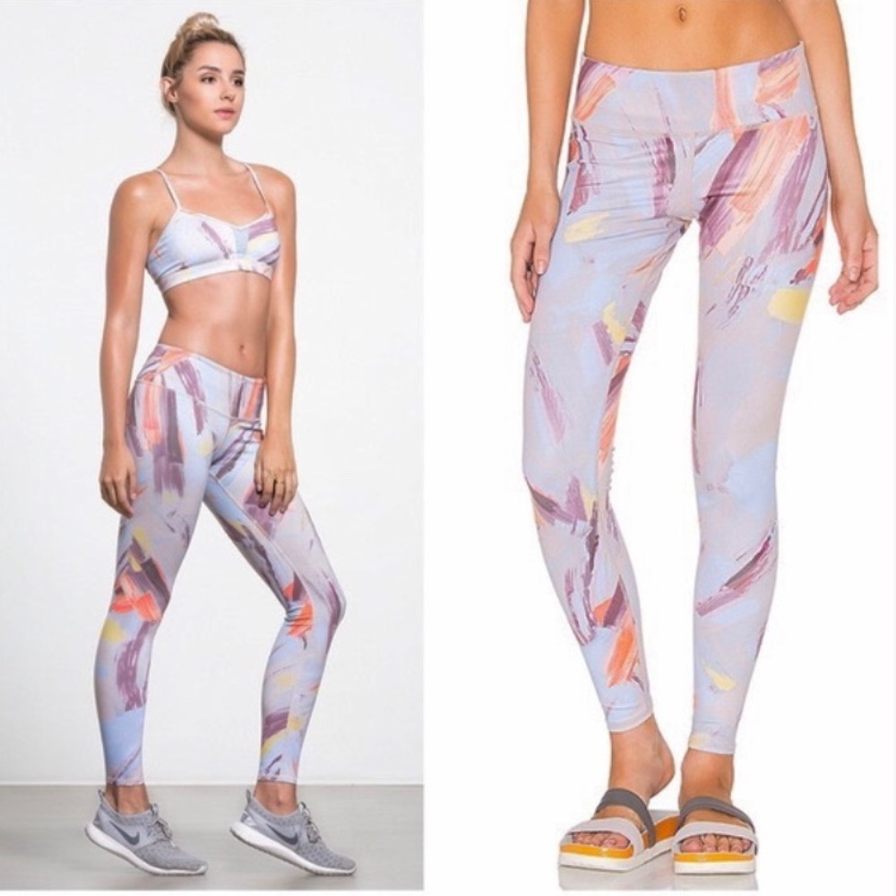 Alo Yoga Airbrush Legging in Modernist Multi - Picture 3 of 9